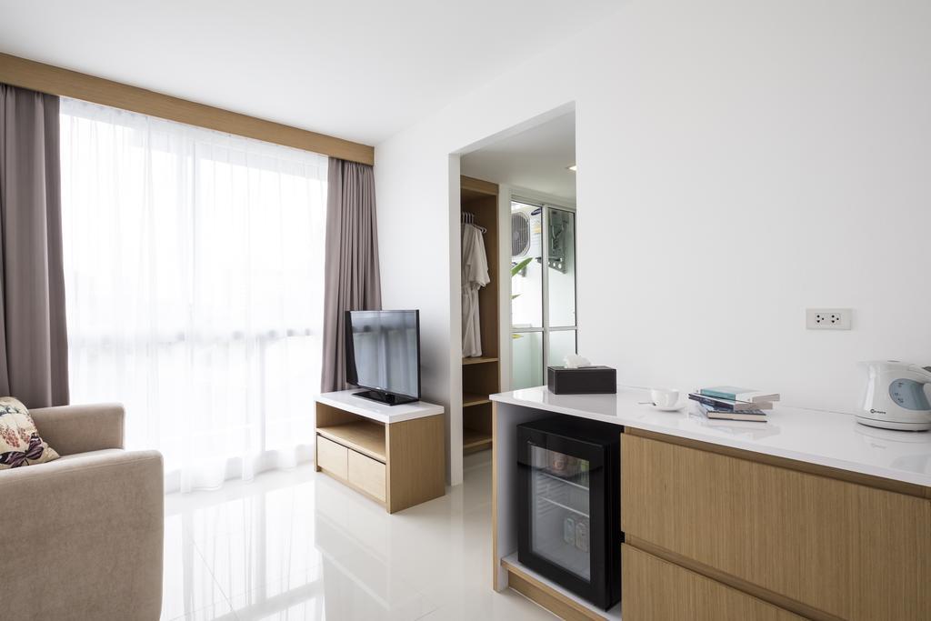 Modern Thai Suites Phuket Quarto foto