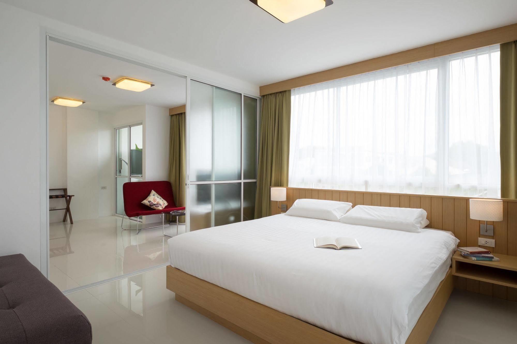 Modern Thai Suites Phuket Exterior foto